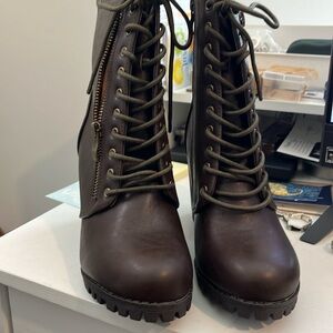 Size 7 Dreampairs with zippered pockets